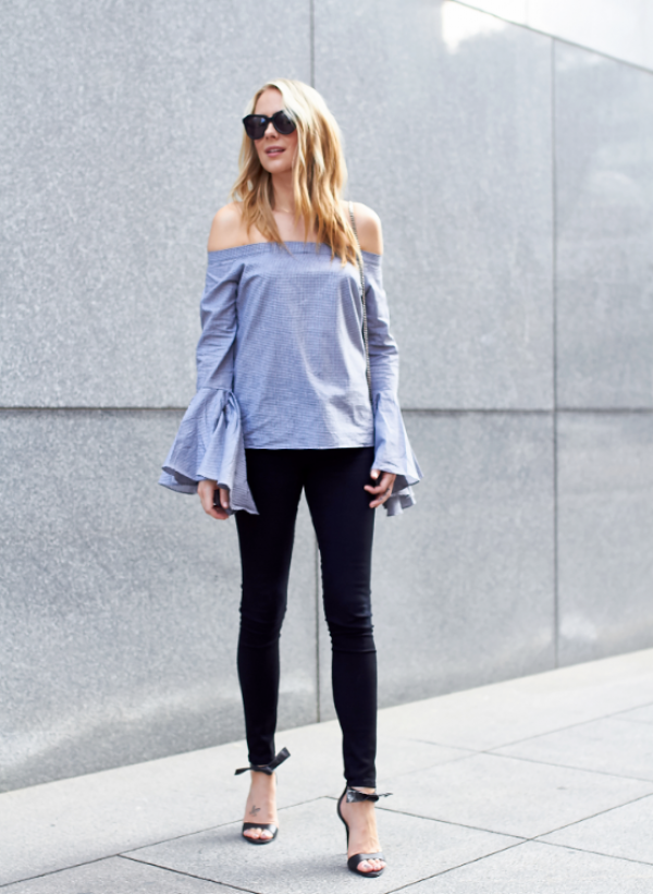 Atasan off shoulder dengan lengan lonceng